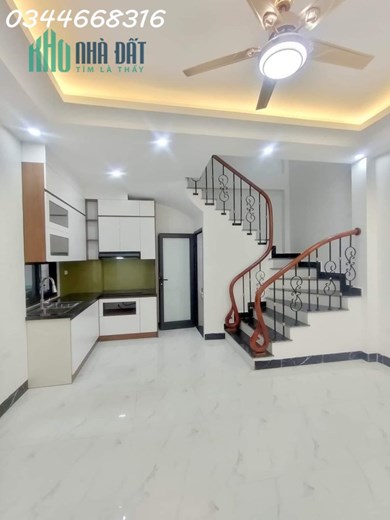 Bán nhà Ngô Gia Tự, Long Biên 20m ra đường ô tô, nhà mới 32m2, 5 tầng, giá 3,55 tỷ