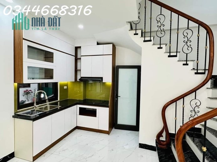 Bán nhà Ngô Gia Tự, Long Biên 20m ra đường ô tô, nhà mới 32m2, 5 tầng, giá 3,55 tỷ
