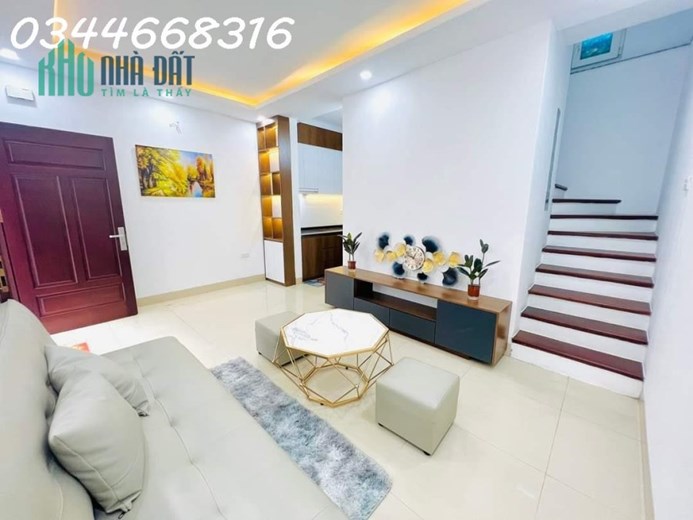 Bán nhà Ngọc Lâm, Long Biên , cách 1 nhà ra phố, 2 tầng ở ngay 31m2 giá 2.75 tỷ