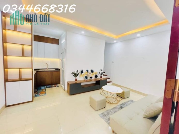 Bán nhà Ngọc Lâm, Long Biên , cách 1 nhà ra phố, 2 tầng ở ngay 31m2 giá 2.75 tỷ