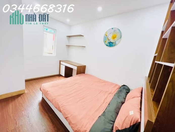 Bán nhà Ngọc Lâm, Long Biên , cách 1 nhà ra phố, 2 tầng ở ngay 31m2 giá 2.75 tỷ