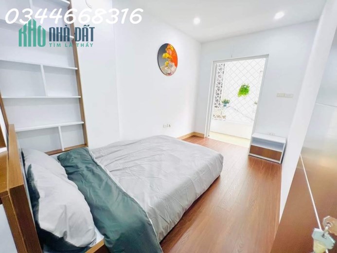 Bán nhà Ngọc Lâm, Long Biên , cách 1 nhà ra phố, 2 tầng ở ngay 31m2 giá 2.75 tỷ