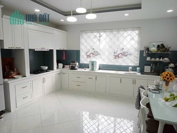 Cần bán nhanh căn nhà phố ngay mặt tiền đường Nguyễn Văn Linh.