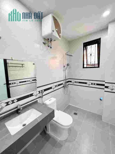 Nguyễn Văn Cừ ,Ngay Cầu Chương Dương,
35mv 5tầng to tướng, GIá thì chỉ có 3.8 tỷ/Căn