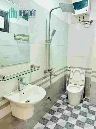 Nguyễn Văn Cừ ,Ngay Cầu Chương Dương,
35mv 5tầng to tướng, GIá thì chỉ có 3.8 tỷ/Căn