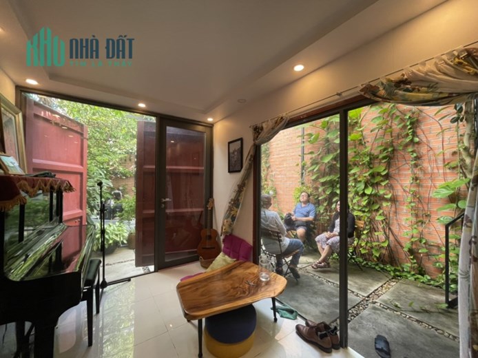 Cần bán lô đất 90m2 tặng nhà 2 phòng ngủ tại Khu Á Châu p.2 TP Vũng Tàu khu phố giá chỉ 9 tỷ 199