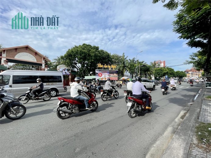 NHÀ ĐẸP HẺM ÔTÔ GẦN CHỢ HOA ĐẦM SEN - THANG MÁY - TẶNG NỘI THẤT