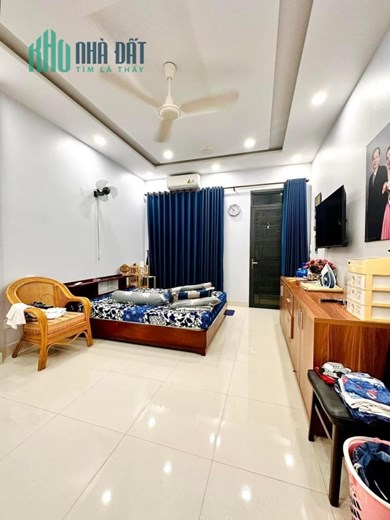 NHÀ ĐẸP HẺM ÔTÔ GẦN CHỢ HOA ĐẦM SEN - THANG MÁY - TẶNG NỘI THẤT
