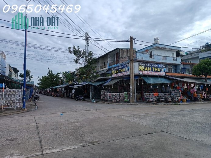 SANG NHƯỢNG CỬA HÀNG QUẦN ÁO NAM. ĐỊA CHỈ: CHỢ ĐÊM H5 MỸ PHƯỚC 1, BẾN CÁT BÌNH DƯƠNG