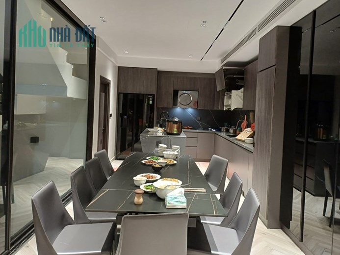 Bán nhà Hoàng Quốc Việt 93m², 6 tầng, MT 6m, chào giá 34 tỷ Cầu Giấy