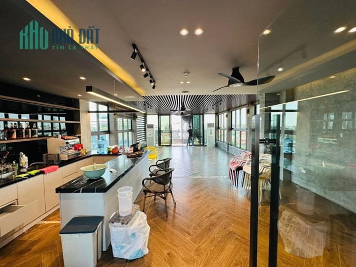 SIÊU PHẨM TOÀ NHÀ VĂN PHÒNG MẶT PHỐ NGUYỄN VĂN CỪ 130M x 8 TẦNG