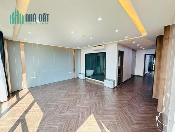SIÊU PHẨM TOÀ NHÀ VĂN PHÒNG MẶT PHỐ NGUYỄN VĂN CỪ 130M x 8 TẦNG