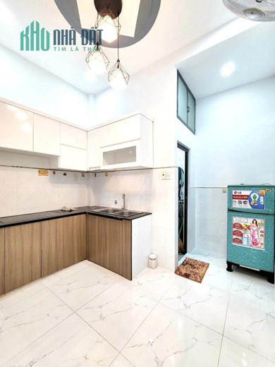 XE HƠI ĐỖ CỬA - NHÀ MỚI TINH ĐẸP LUNG LINH - FULL NỘI THẤT - CÁCH MẶT TIỀN 30M - 28M - 2 TẦNG - CHỈ