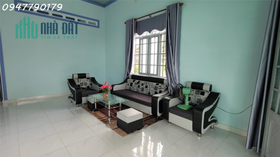 Ngôi Nhà Gần UBND, Chợ và Trường Học