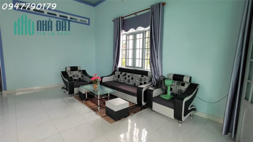 Ngôi Nhà Gần UBND, Chợ và Trường Học