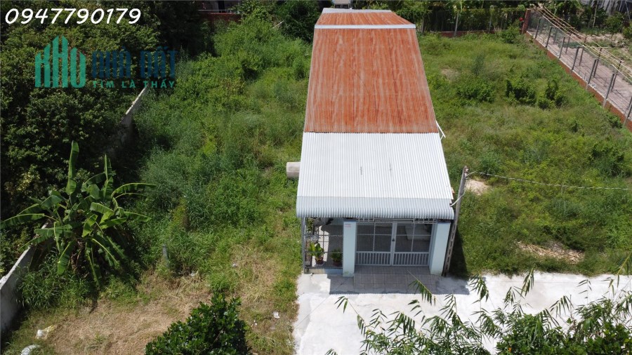 Ngôi Nhà Gần UBND, Chợ và Trường Học