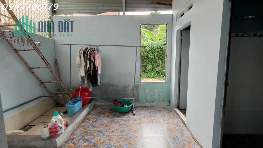 Ngôi Nhà Gần UBND, Chợ và Trường Học