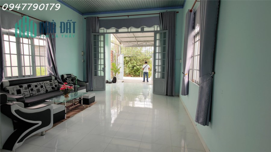 Ngôi Nhà Gần UBND, Chợ và Trường Học