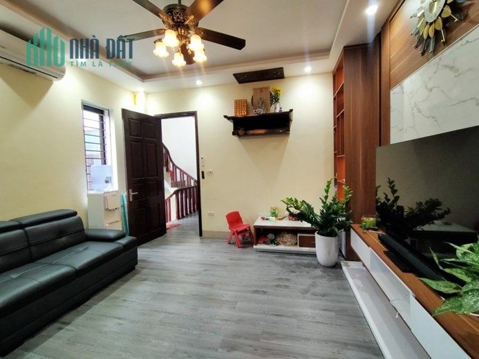 Cần tiền gấp , chủ gửi bán nhà Trương Định , 58m2 , 5 tỷ , Sổ vuông đẹp , vài bước ra đường lớn