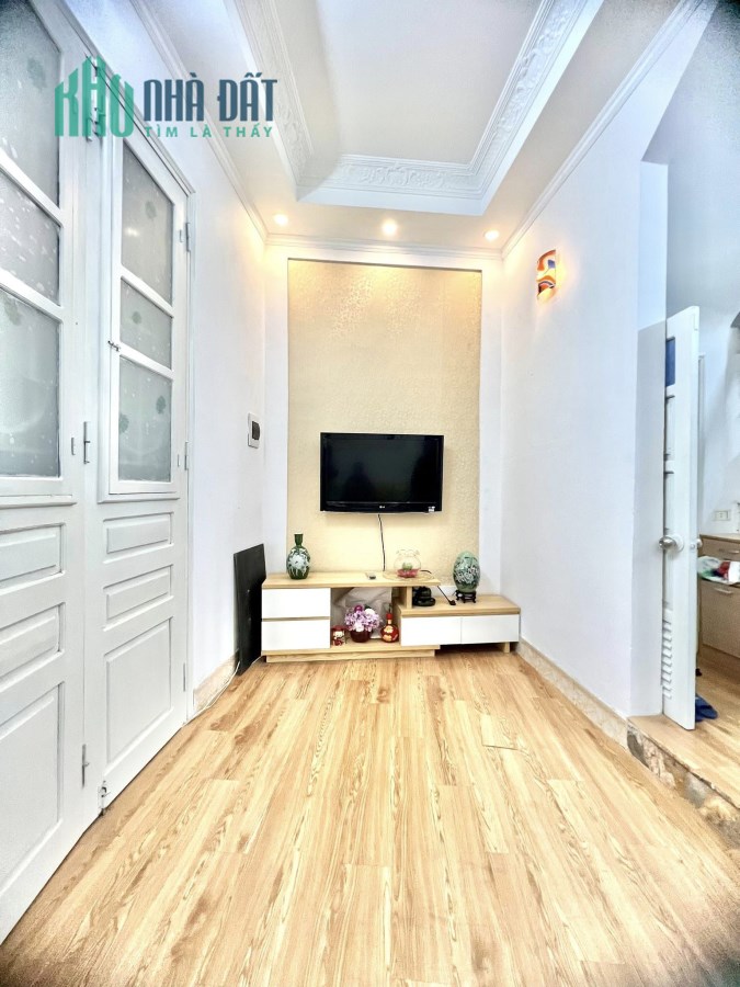 BÁN GẤP LÒ ĐÚC, THOÁNG TRƯỚC SAU, 4 NGỦ, SÁT PHỐ 40m x 4T, NHỈNH 4 TỶ 0901753139