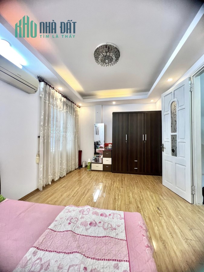 BÁN GẤP LÒ ĐÚC, THOÁNG TRƯỚC SAU, 4 NGỦ, SÁT PHỐ 40m x 4T, NHỈNH 4 TỶ 0901753139