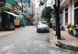bán gấp căn nhà mặt ngõ   Huỳnh Thúc Kháng. Nguyên Hồng. Đống Đa dt 140 m2 giá 38,5 tỷ