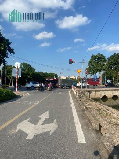 BÁN ĐẤT PHƯỜNG THẠCH BÀN (LONG BIÊN) 50 M2 ..MT : 4,5M - Ô TÔ VÀO ĐẤT - GIÁ RẺ
