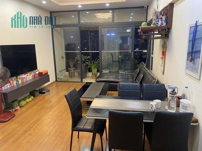 Bán căn chung cư phố Cầu Giấy. 96m2, 2n2vs, Full đồ , giá 4,7 tỷ