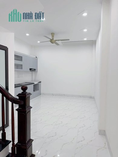Nhà ngõ phố Tam Trinh 50m x 5T 5.2 tỷ, ngõ thông, ô tô đỗ cửa, nhà mới đẹp.