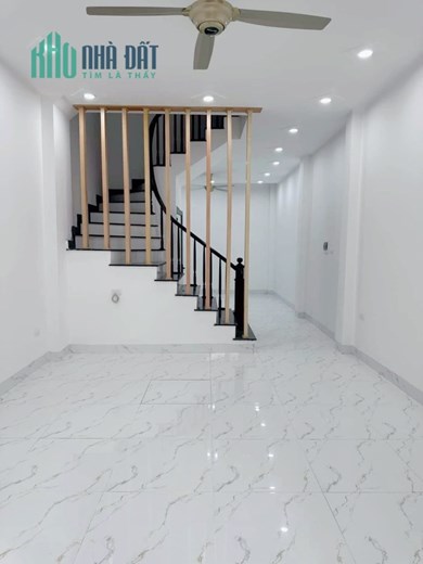 Nhà ngõ phố Tam Trinh 50m x 5T 5.2 tỷ, ngõ thông, ô tô đỗ cửa, nhà mới đẹp.