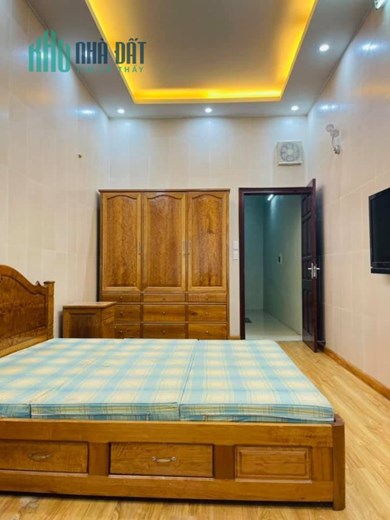Bán gấp nhà  Hào Nam 40m2 chỉ 4,6 tỷ cạnh Nhạc viện vị trí rất đẹp, LH 0702269986