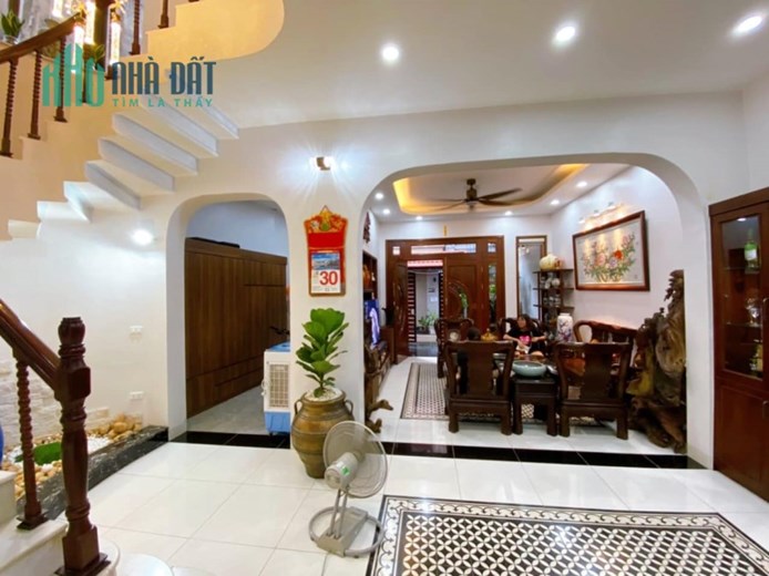 Bán nhà Khương Trung 108.1m x 4 tầng, mt: 5.62m, ngõ thẳng, kinh doanh, nhà đẹp