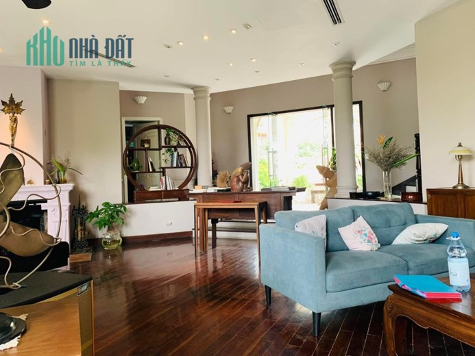 Lâu Đài Long Biên 1329m x 4 tầng, mặt tiền 20m, kiến trúc Châu Âu, tặng nội thất