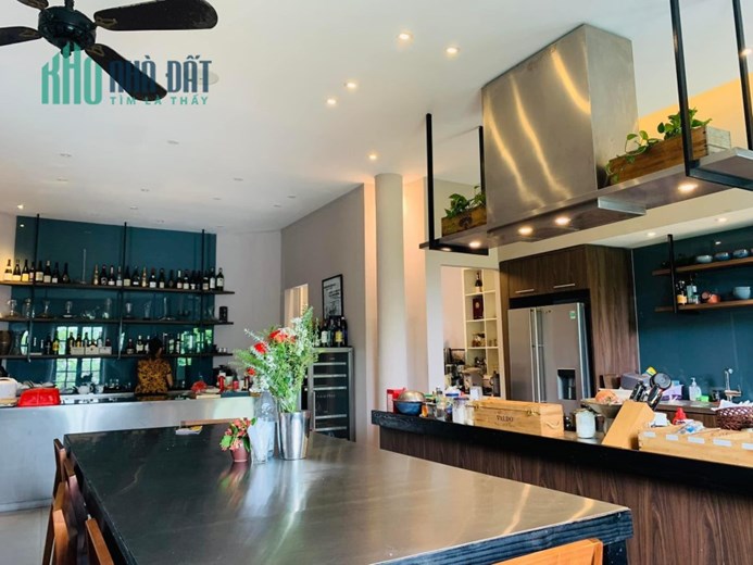 Lâu Đài Long Biên 1329m x 4 tầng, mặt tiền 20m, kiến trúc Châu Âu, tặng nội thất