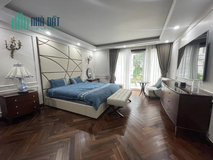 Chính chủ gửi bán đất ngõ 3 gác Dương Quảng Hàm, 92m2, mt 6.9m, kinh doanh sầm uất, giá 14.7 tỷ