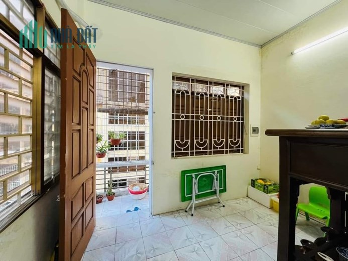 Hiếm! Bán nhà Nguyễn Khánh Toàn, Cầu Giấy diện tích 31m2 giá 4.28 tỷ, sát mặt phố oto đỗ cửa