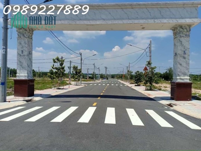 Chính chủ cần chuyển nhượng Lô đất 100m2, trục đường D8, vị trí trung tâm, đối diện chợ