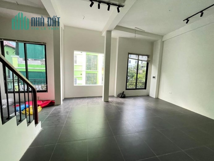 Bán nhà ngõ Hàng Bún 37m x 5 tầng, mt: 7.5m
Giá chào: 22 tỷ thương lượng