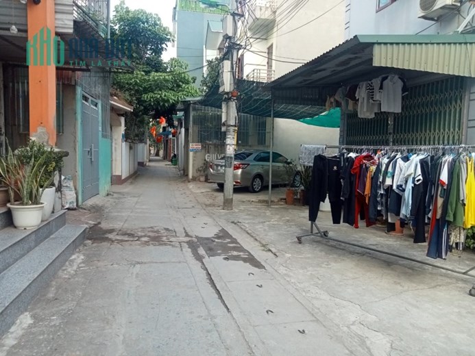 ĐẤT YÊN NGHĨA Ô TÔ TRÁNH CHỈ HƠN TỶ -
- diện tích 30.4m sổ đỏ pháp lí sạch 
- ngay gần chợ , nhà