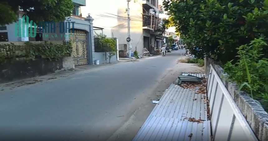 Chính Chủ Cần Bán Lô Đất Mặt Tiền Chính Giữa Thôn Hương Vinh-Giá Rẻ.