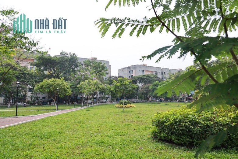 BÁN LÔ ĐẤT HẺM 1/ XE HƠI , 4X14 , NẰM GIỮA 2 CHUNG CƯ LỚN LÀ AKARI VÀ DIAMOND RIVERSIDE QUẬN BÌNH