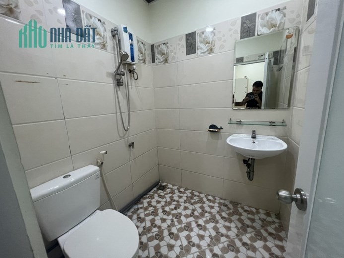 Còn Phòng Full Nội Thất - Trung tâm P7, Tân Bình, tầng 2 có cửa sổ thoáng mát