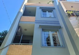 HẺM TẢI THÔNG - NGANG GẦN 5M - 4 TẦNG NHÀ ĐẸP Ở NGAY - SÁT BÊN QUẬN 1.