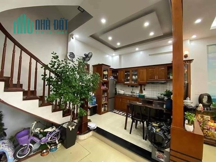 Hồ Tùng Mậu: Bán nhà 32,4mx 5 tầng, 3P. Ngủ, tặng nội thất, Ở ngay-Giá 3,25 tỷ