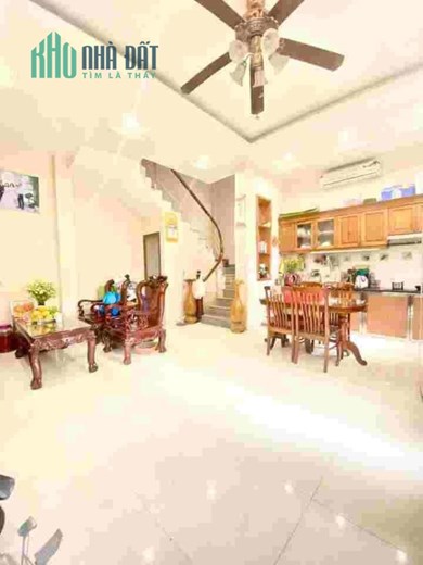 CĂN GÓC RẺ 350TR SO VỚI THỊ TRƯỜNG
 NGÕ ĐƯỜNG Nguyễn Văn Cừ  33MV    5 TẦNG  GIÁ  3.99 TỶ