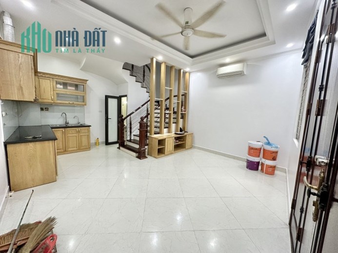Bán nhà 5 tầng Nguyễn Văn Cừ,Long Biên 30m2,Mt4.98m,oto đỗ cửa hơn 4tỷ