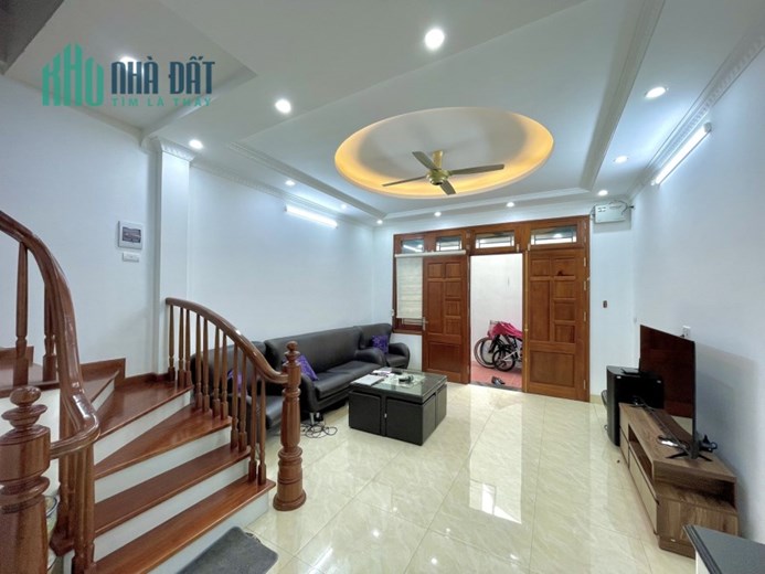 Bán gấp nhà phố Văn Miếu lô góc Full nội thất  40 m 5Tg  MT 4,4m chỉ 5,6 tỷ lhcc.