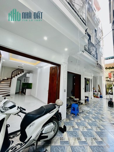 Nhà mới Đội Cấn, thang máy, 40m, 5,6 tỷ, tặng nội thất