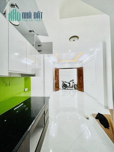 Nhà mới Đội Cấn, thang máy, 40m, 5,6 tỷ, tặng nội thất
