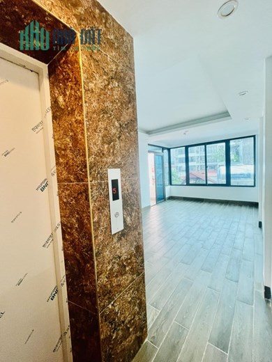 Nhà mới Đội Cấn, thang máy, 40m, 5,6 tỷ, tặng nội thất